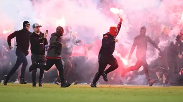 Fanoušci Slavie Praha vtrhli na hřiště během derby se Spartou Praha