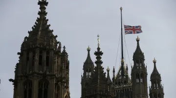 Vlajky v Británii visí na půl žerdi