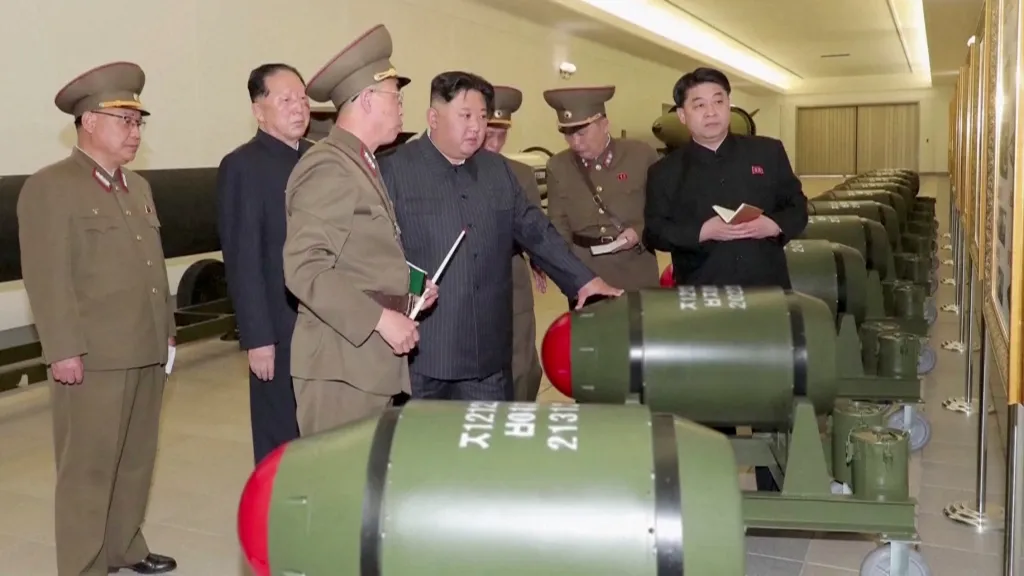 Kim Čong-un při inspekci jaderných hlavic