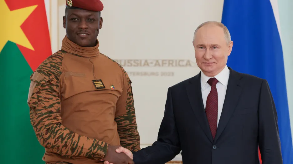Ruský vládce Vladimir Putin při setkání s burkinským protějškem Ibrahimem Traoré