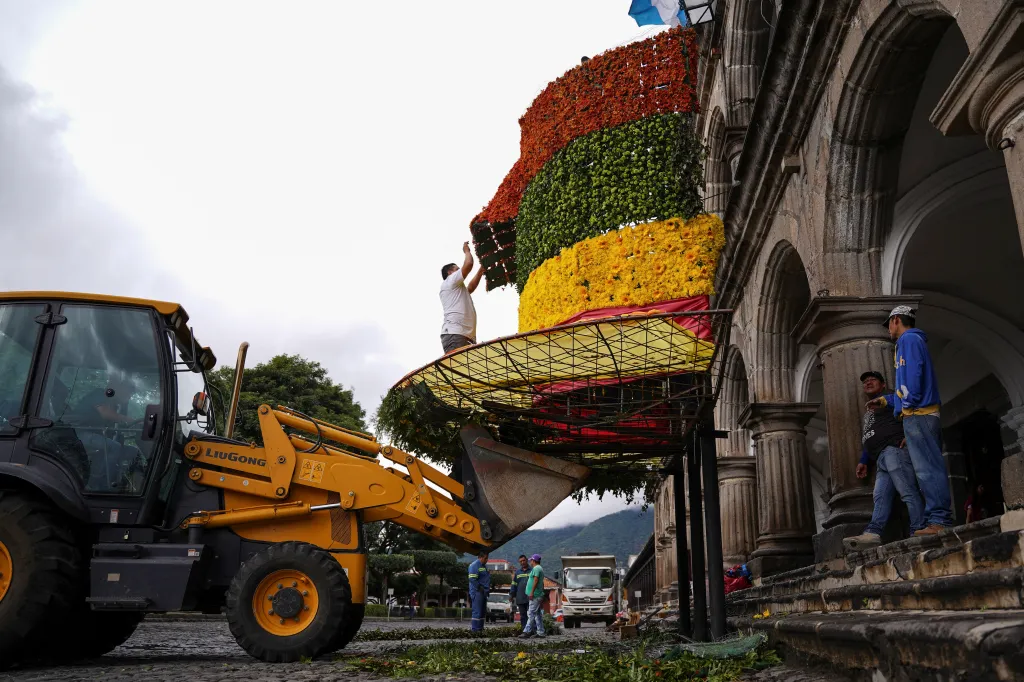 Pracovníci odstraňují květinovou dekoraci ve tvaru klobouku po skončení festivalu