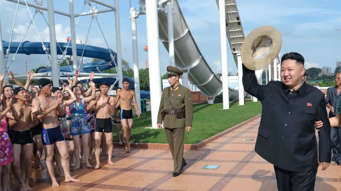 Kim Čong-un mává davu v plavkách