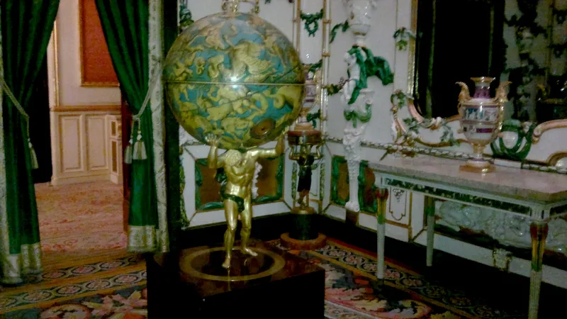 Přeplácaný výzdoba a spousta roztodivných hodin - to je Palacio Real