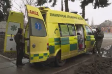 V ukrajinském Siversku jezdí česká sanitka. Místo lidí ale vozí zásoby, ve městě neteče voda ani nejde elektřina