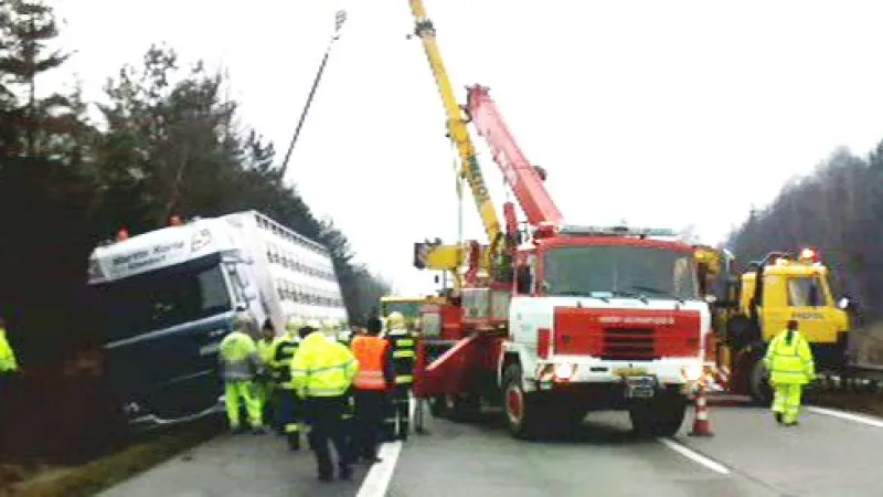 Hasiči u nehody kamionu