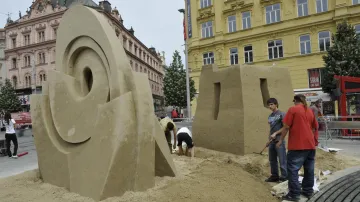 Socha Tanečnice - pískovcové sochy na brněnském náměstí Svobody