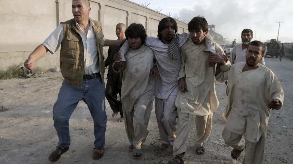 Zraněný muž po bombovém útoku na sídlo NATO v Kábulu