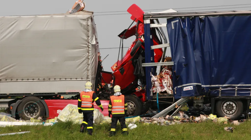 Dálnici D2 zablokovala nehoda kamionů