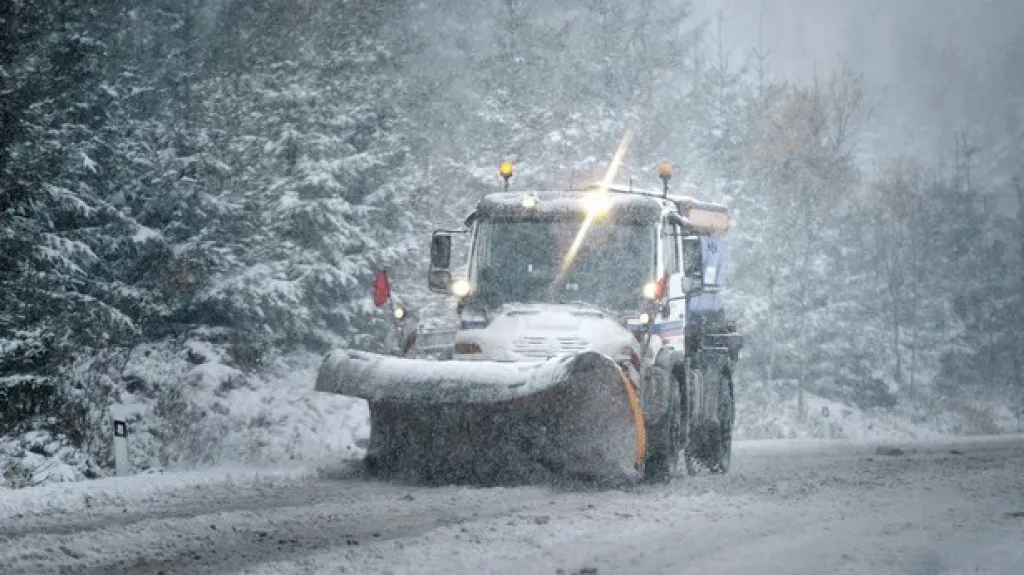 Sníh komplikuje dopravu po celé zemi