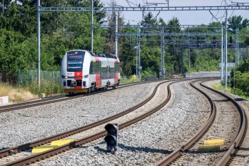 Vlakem na letiště. Hosté 90’ ČT24 nastínili budoucnost dálnic a železnic v Česku
