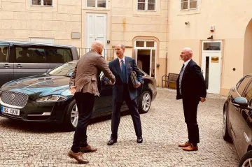 Britský princ Edward přijel do Prahy. Neformálně se sešel s Pavlem 