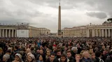 Věřící na Svatopetrském náměstí očekávají výsledek konkláve