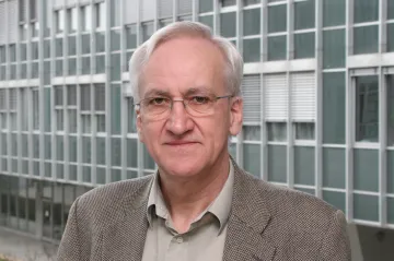 Média foukající do jisker hořících koránů
