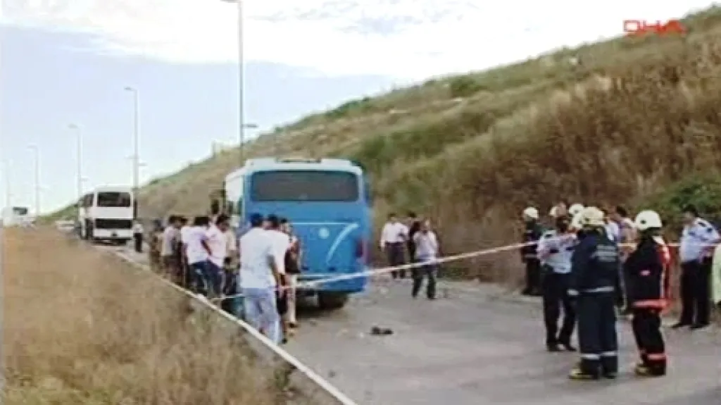 Turecká policie vyšetřuje útok na autobus s vojáky