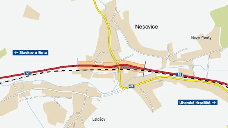 Rekonstrukce změnila podobu křižovatky (červeně současný stav, křížky značí původní trasu)