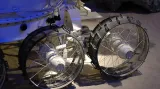 Detailní pohled na kola modelu Lunochodu 2