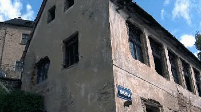 Zdevastovaný historický domek v Lokti
