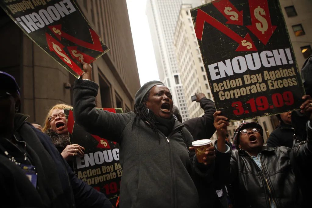 Demonstranti před budovou Goldman Sachs v New Yorku v březnu 2009