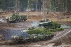 Británie posílá Ukrajině „neporažené tanky“ a další zbraně. Kyjev i Moskva se snaží o překvapivý úder