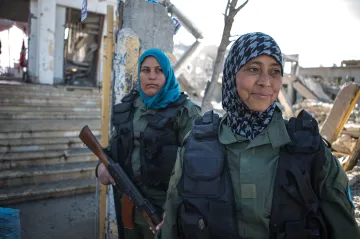 OBRAZEM: „Vítejte v Islámském státě.“ Za rozstříleným billboardem leží Rakká, město temných vzpomínek