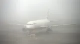 Letadlo British Airways čeká v mlze na letišti Heathrow