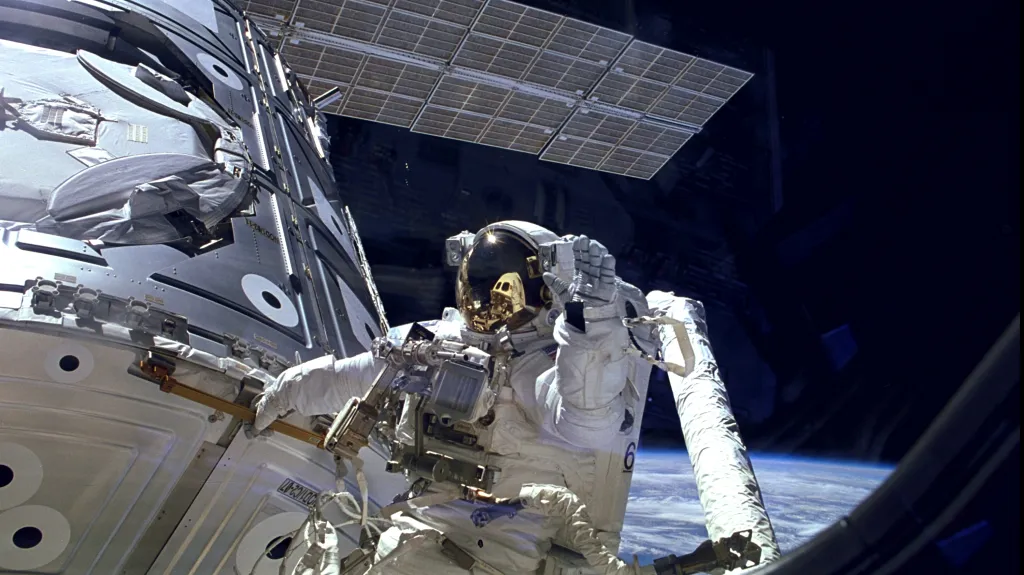 James H. Newman při výstavbě ISS v roce 1998