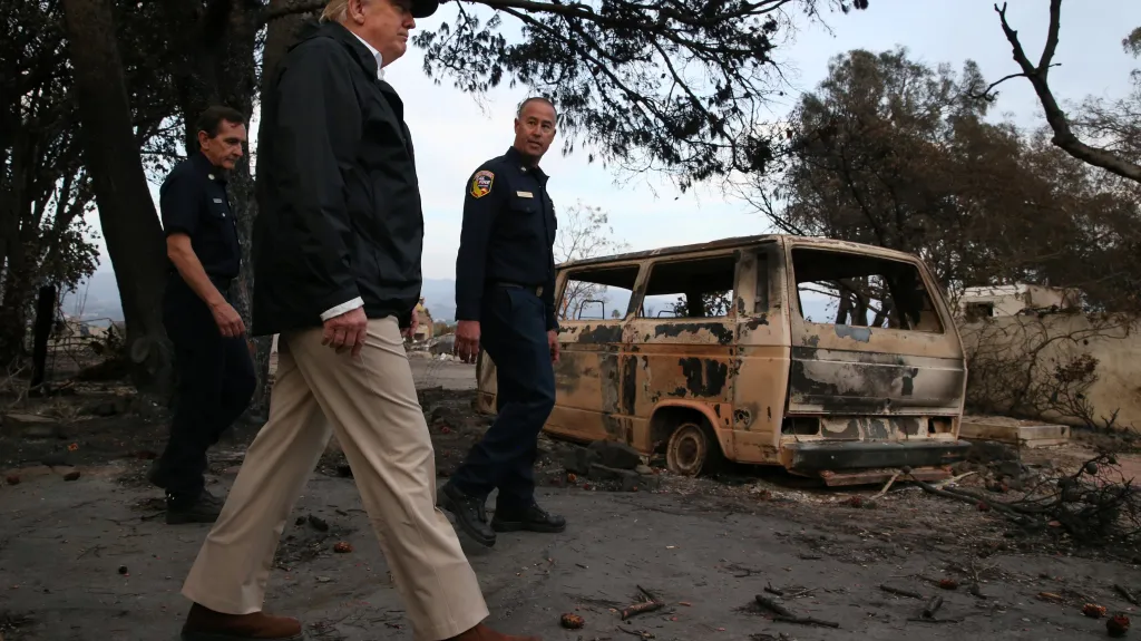 Donald Trump navštívil zničenou oblast Kalifornie