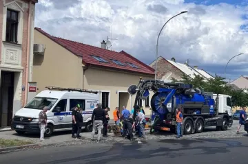 Výbuch při opravě vodovodního potrubí v Kroměříži zranil dva lidi