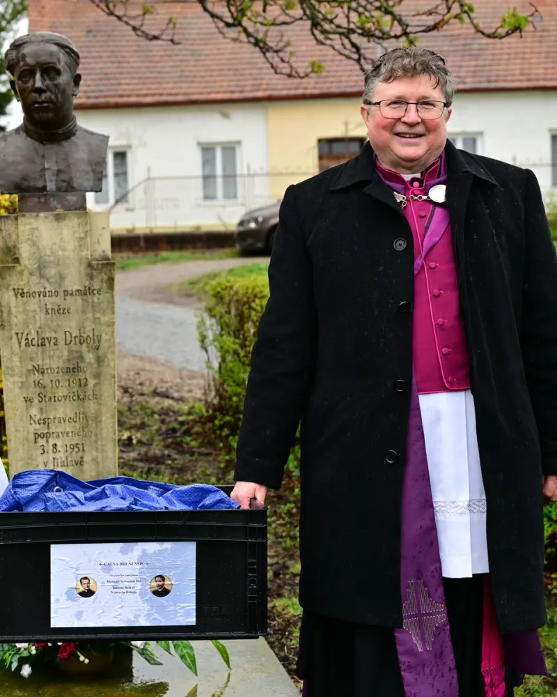 Církev vyzvedla urnu s ostatky kněze Drboly, připravuje oslavy blahořečení