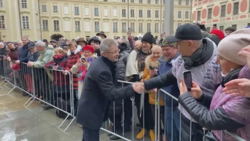 Na Pražský hrad dorazil předseda Senátu Miloš Vystrčil (ODS), který se několik minut zdravil se svými příznivci na třetím hradním nádvoří. Zdroj: ČT24