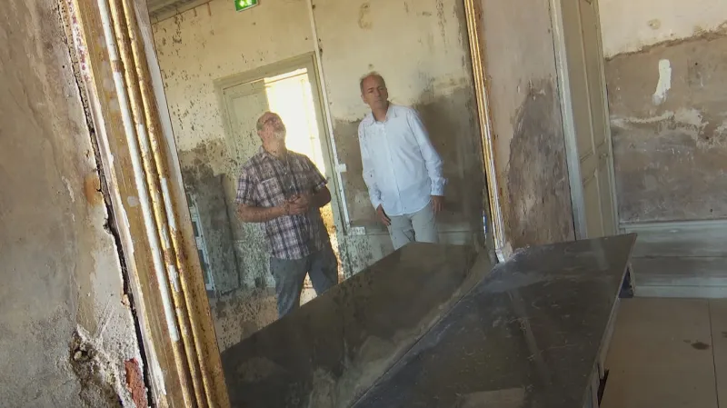 Chátrající zámek v Burgundsku