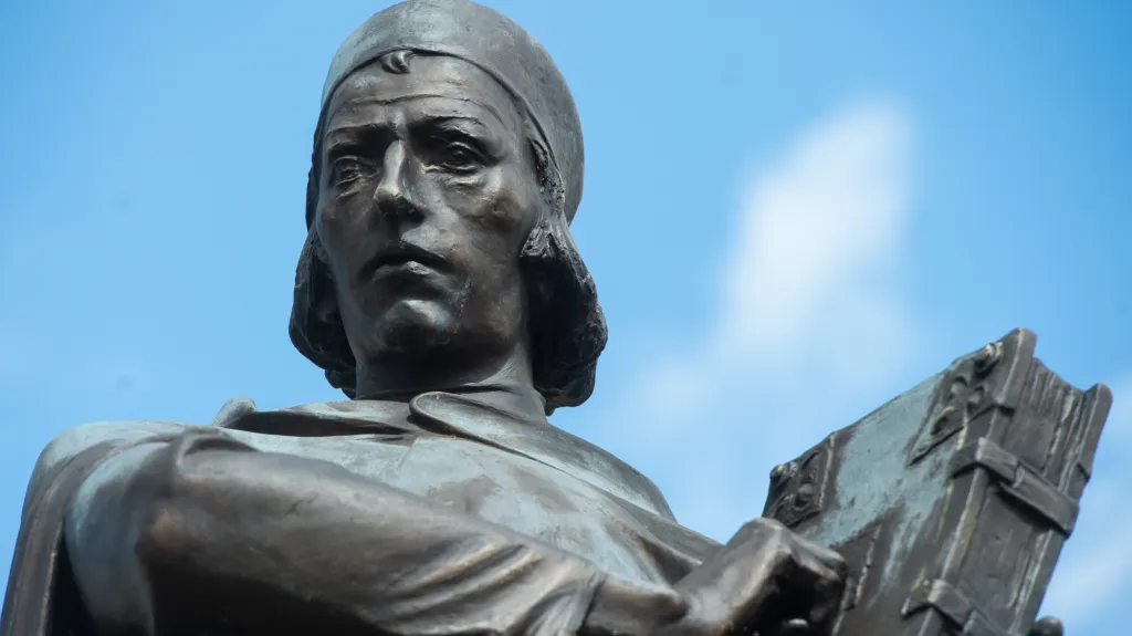 Detail sochy Jana Husa na náměstí v Husinci na Prachaticku
