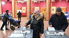 Voliči v ruském Omsku hlasují v prezidentských „volbách"