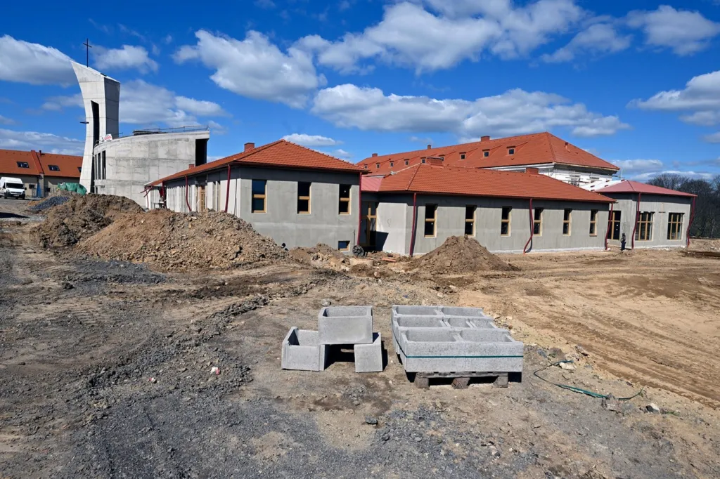 Nově vybudované křídlo s kaplí