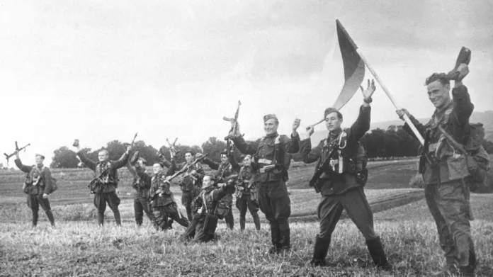 Příslušníci československého armádního sboru vstupují na československé území
