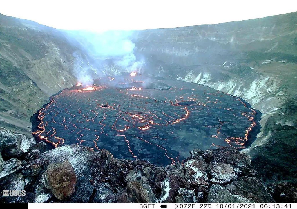 Vědci z  Havajské vulkanické observatoře (HVO) monitorují aktivitu sopky Kilauea v národním parku Hawaii na Havaji již několik let. Snímky ukazují aktivitu vulkánu v rozmezí 29. září až 3. října 2021
