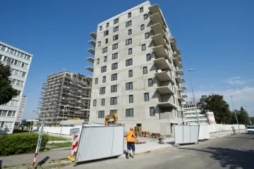 Sazby hypoték v dubnu dál padaly. Drahé nemovitosti ale nutí lidi půjčovat si čím dál větší sumu