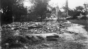 Obec Český Malín na Volyňsku (Ukrajina) po vypálení německými oddíly