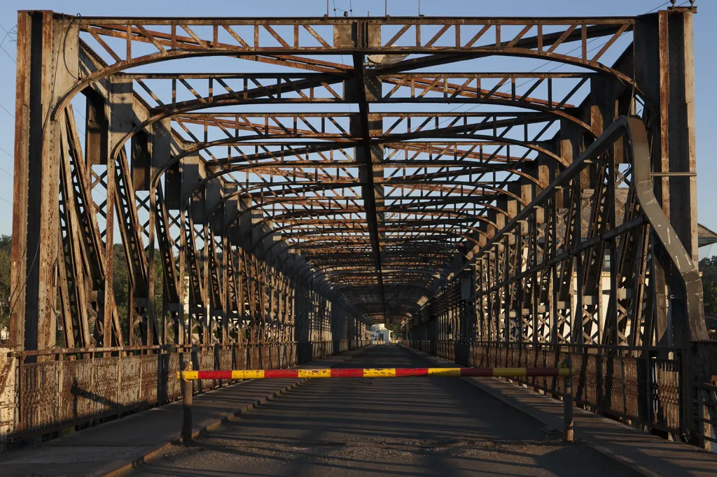 Zajímavostí je i nedaleký jezový most přes Vltavu, který překonává čtyři ramena řeky. Byl dokončen v roce 1903 a je chráněn jako kulturní památka.