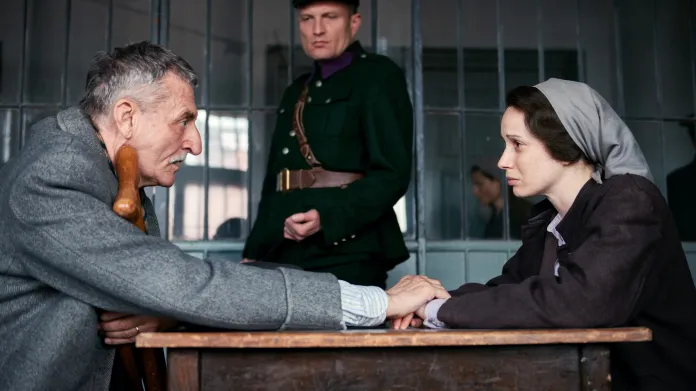 Scéna z pankrácké věznice (Matin Huba a Táňa Pauhofová), kde byla Baarová po roce 1945 zavřená pro obvinění z kolaborace. Ve filmu ji před oprátkou zachrání milost, šibenici i omilostnění si ale filmaři přimysleli.