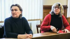 Jednatelka firmy NRB – New Rock Bits z Turnova Irina Iščuková (vlevo) u soudu