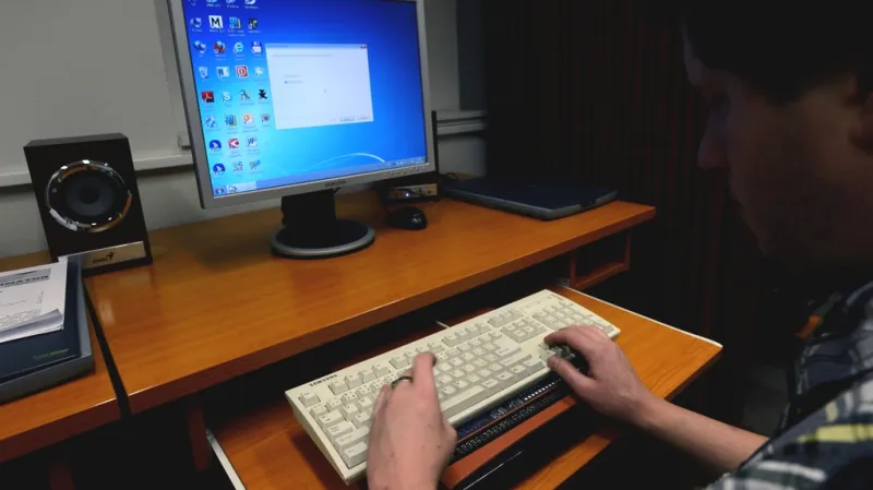 Práce na počítači s pomůckou pro nevidomé