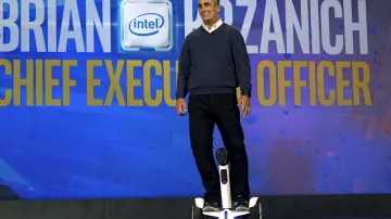 Šéf Intelu Brian Krzanich přijel na své vystoupení na novince od firmy Segway.
