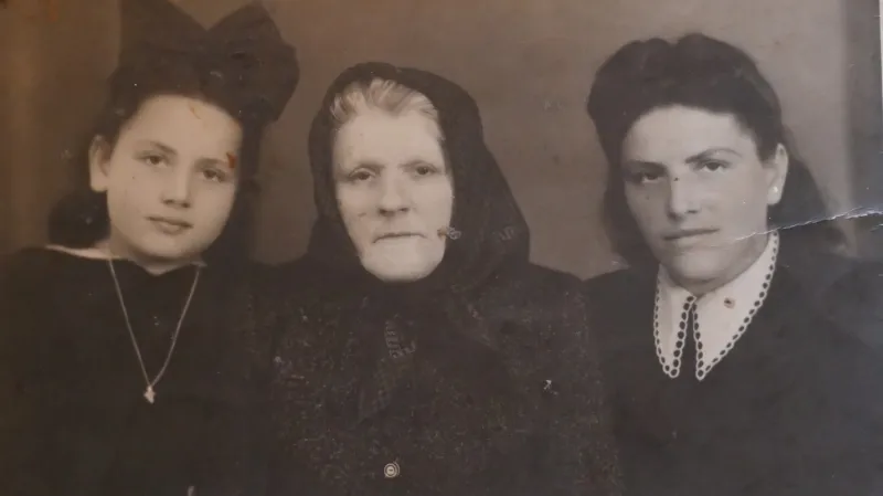 Jolana s maminkou a babičkou