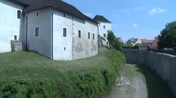 Opravený příkop v Nových Hradech