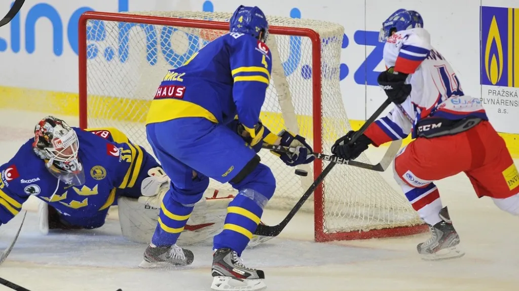 Jan Kovář marně dobývá branku Švédů
