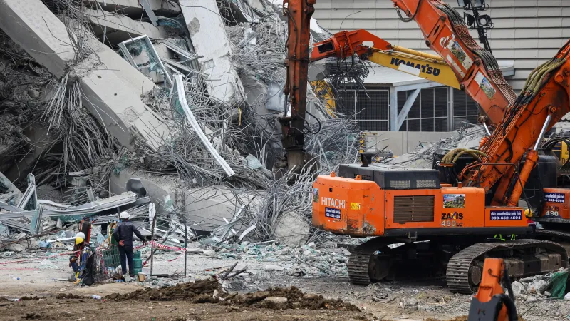 Odklízení následků zemětřesení v Bangkoku