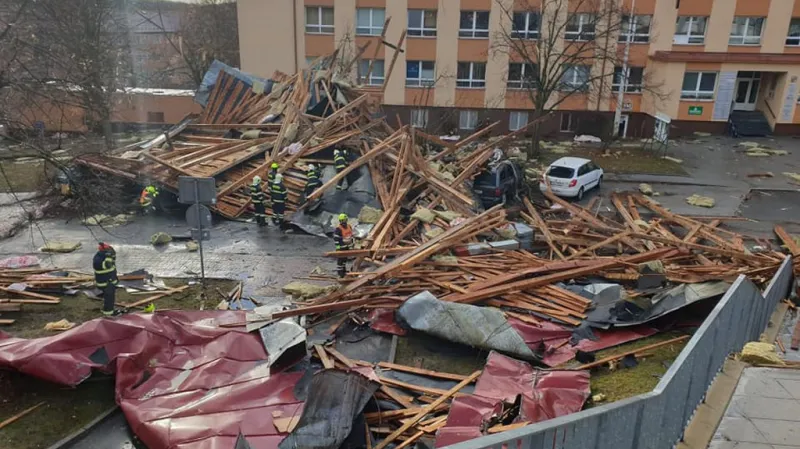 Stržená střecha úřadu v Ostrově