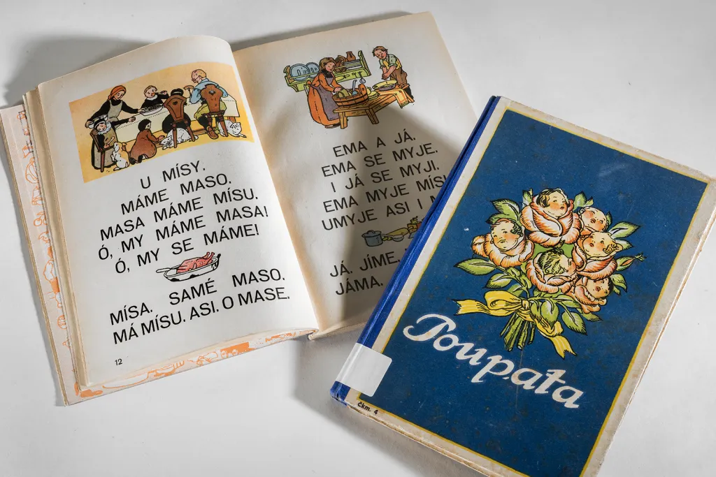 Nejznámější učebnice první republiky Poupata - Čítanka malých. Autorem barevně ilustrovaného slabikáře byl pedagog, autor učebnic a básník Josef Kožíšek (1861-1933). Slabikář vydala Čs. grafická unie poprvé v roce 1914. Slabikář byl schválen ministerstvem školství a národní osvěty jako oficiální učebnice. Poupata byla používána ve školách až do roku 1948.