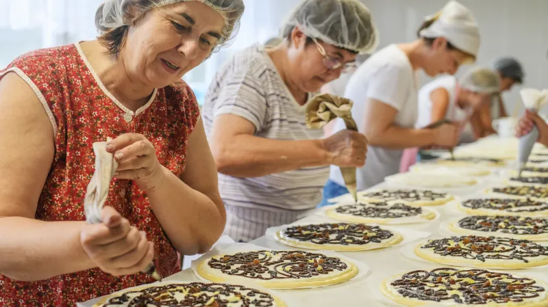 Příprava chodských koláčů v bořické pekárně